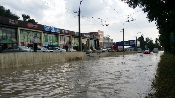 Мощный ливень затопил улицы и заблокировал транспорт в Кишиневе (фоторепортаж) 