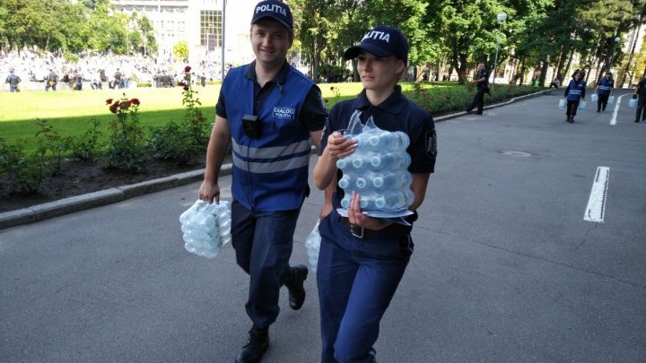 Полицейские раздали протестующим питьевую воду: фото