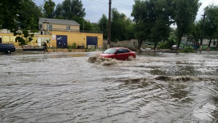 В Кишиневе улицы превратились в реки после ливня и града (фото) 