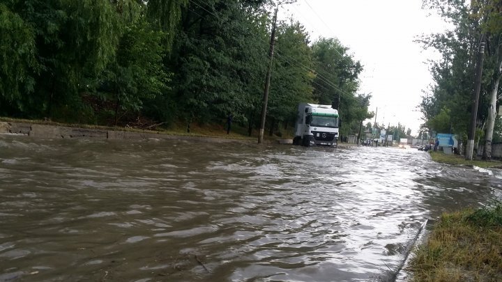 В Кишиневе улицы превратились в реки после ливня и града (фото) 