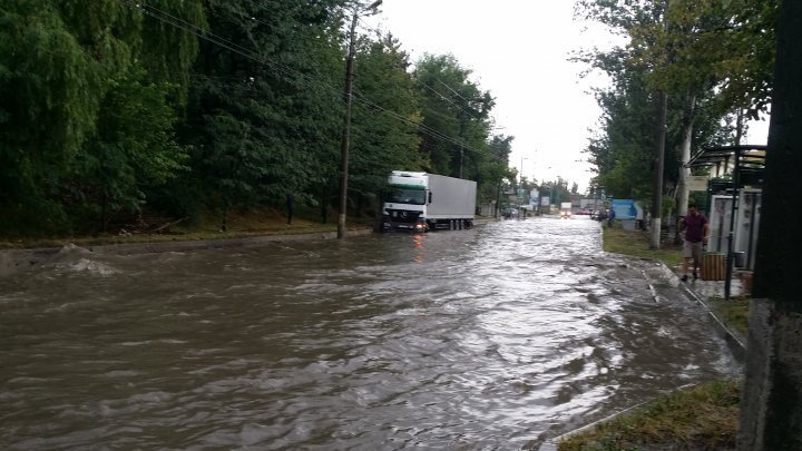 В Кишиневе улицы превратились в реки после ливня и града (фото) 