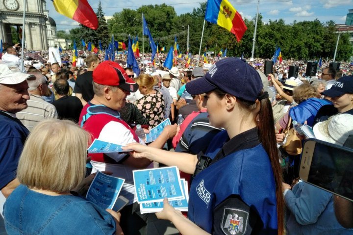 Полицейские раздали протестующим питьевую воду: фото