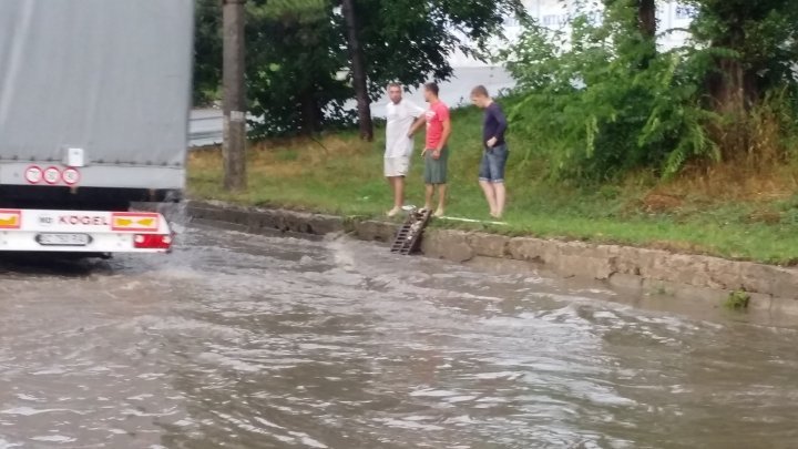 В Кишиневе улицы превратились в реки после ливня и града (фото) 