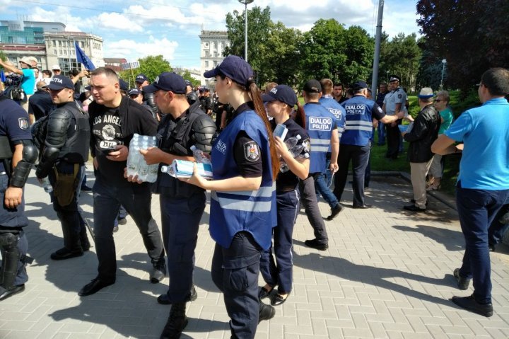 Полицейские раздали протестующим питьевую воду: фото