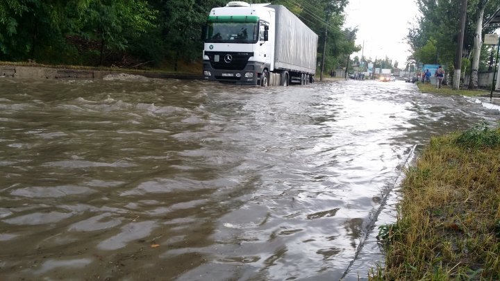 Мощный ливень затопил улицы и заблокировал транспорт в Кишиневе (фоторепортаж) 