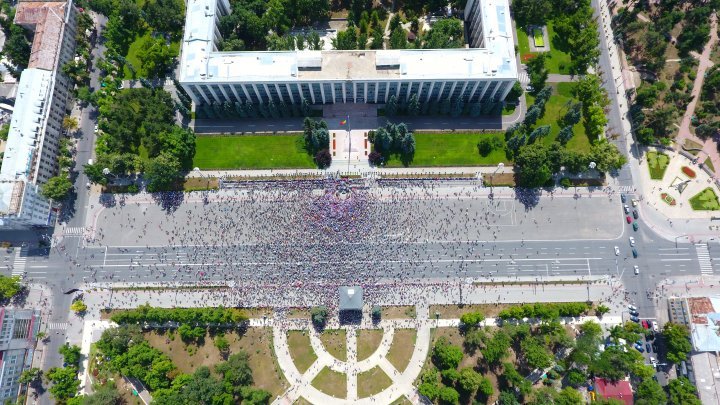 Тысячи человек вышли на протест в центре Кишинева: фоторепортаж