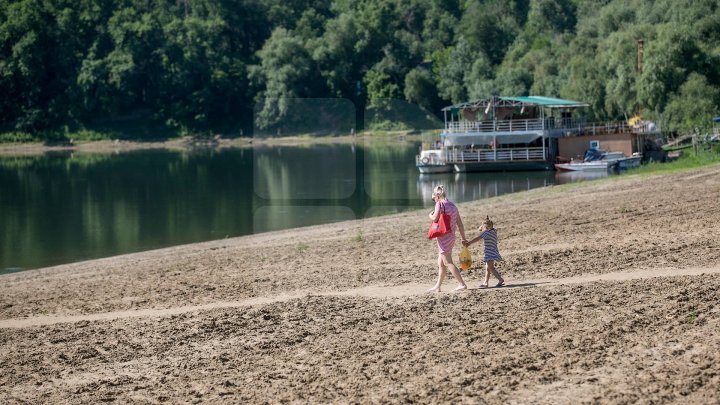 В Вадул-луй-Водах официально открыли пляжный сезон: фото