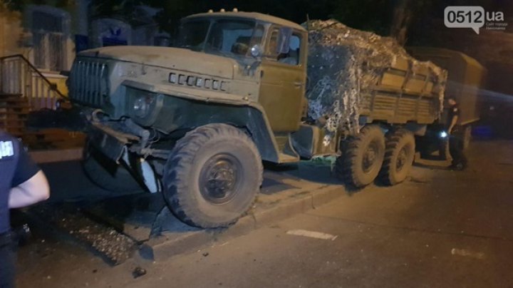 В Николаеве военный грузовик снес светофор (фото) 