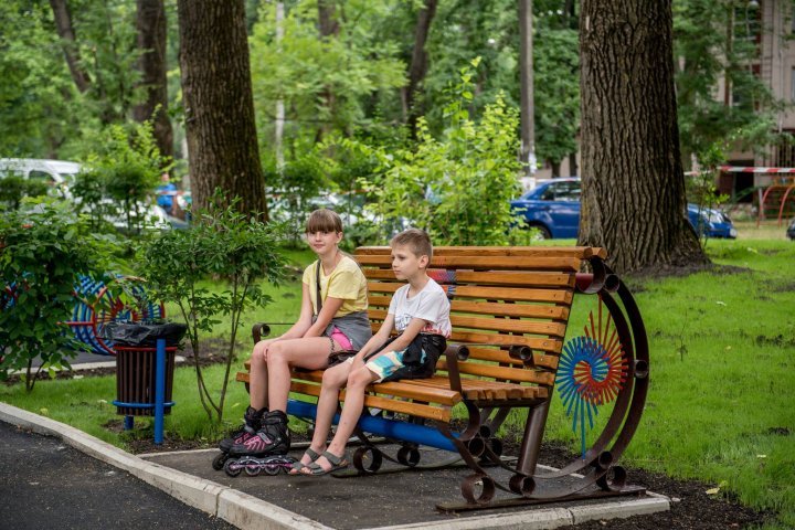 Аллею в парке на Рышкановке обустроили при помощи старых труб: фото