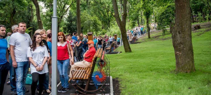 Аллею в парке на Рышкановке обустроили при помощи старых труб: фото