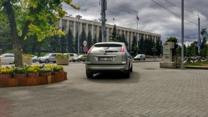 Где хочу, там и паркуюсь: водитель припарковался прямо в центральном парке Кишинева