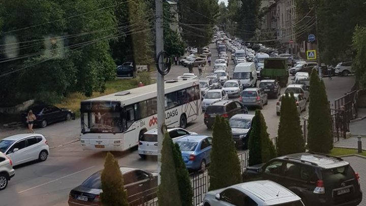 Движение транспорта в столице заблокировано из-за протестов Нэстасе: видео