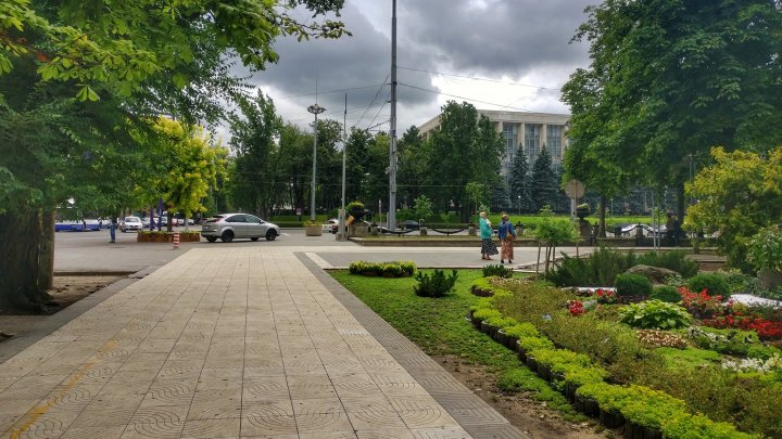 Где хочу, там и паркуюсь: водитель припарковался прямо в центральном парке Кишинева