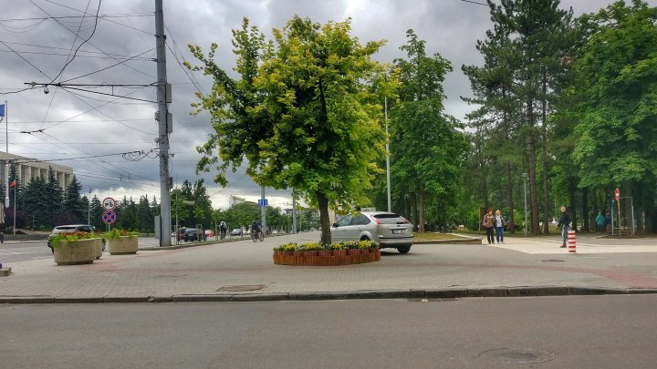 Где хочу, там и паркуюсь: водитель припарковался прямо в центральном парке Кишинева