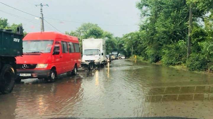 Потоп на столичных улицах: машины передвигаются с трудом 