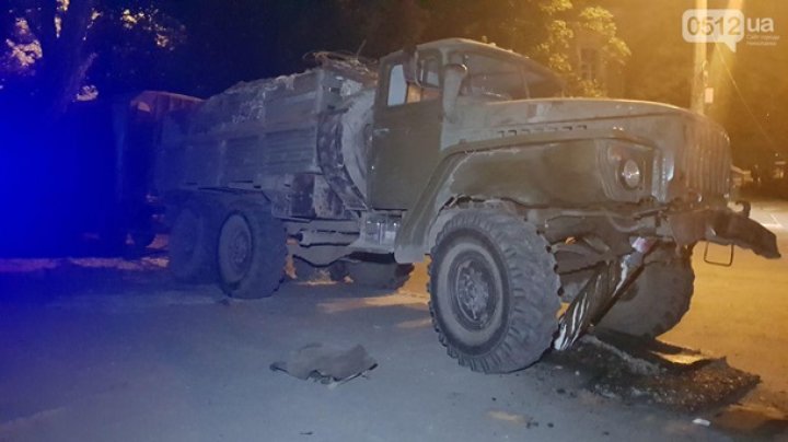 В Николаеве военный грузовик снес светофор (фото) 