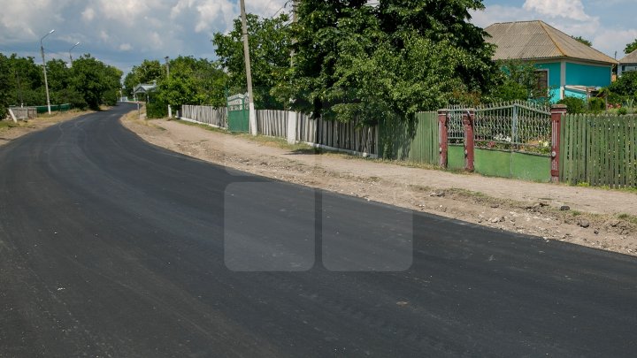 В четырех населенных пунктах Флорештского района отремонтировали дороги: фоторепортаж