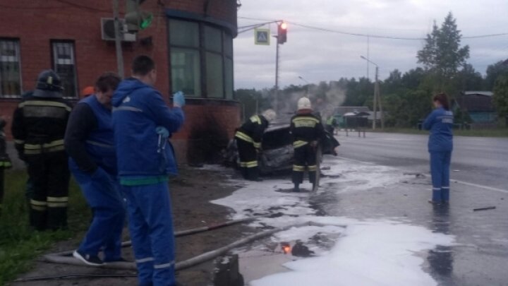 Легковушка на полном ходу врезалась в пост ДПС и загорелась