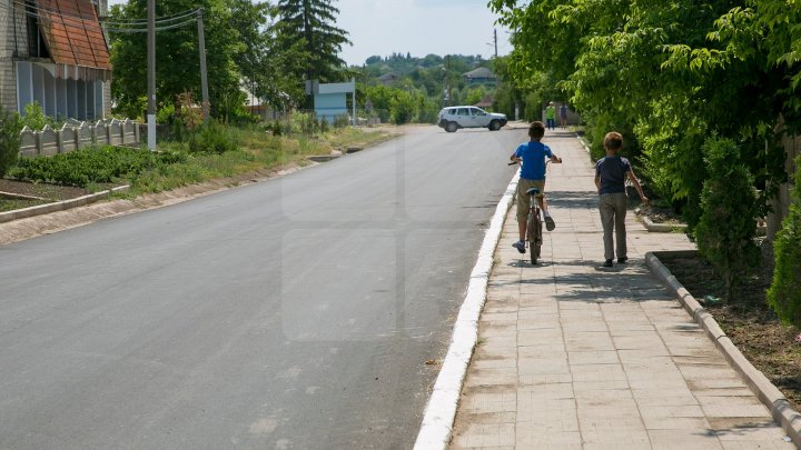 В четырех населенных пунктах Флорештского района отремонтировали дороги: фоторепортаж