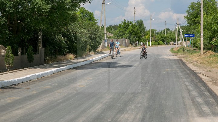 В четырех населенных пунктах Флорештского района отремонтировали дороги: фоторепортаж