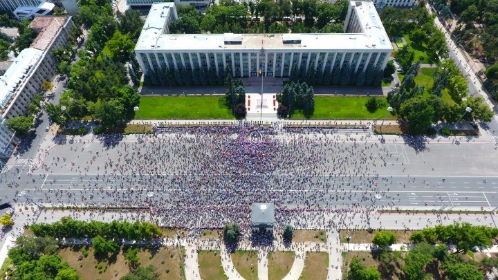 Тысячи человек вышли на протест в центре Кишинева: фоторепортаж