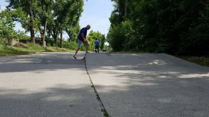 По дороге в село Сирець Страшенского района асфальт поднялся на полметра (видео)