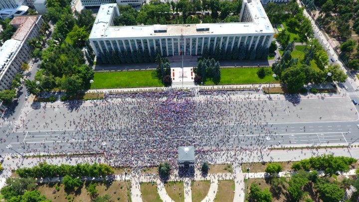 Тысячи человек вышли на протест в центре Кишинева: фоторепортаж