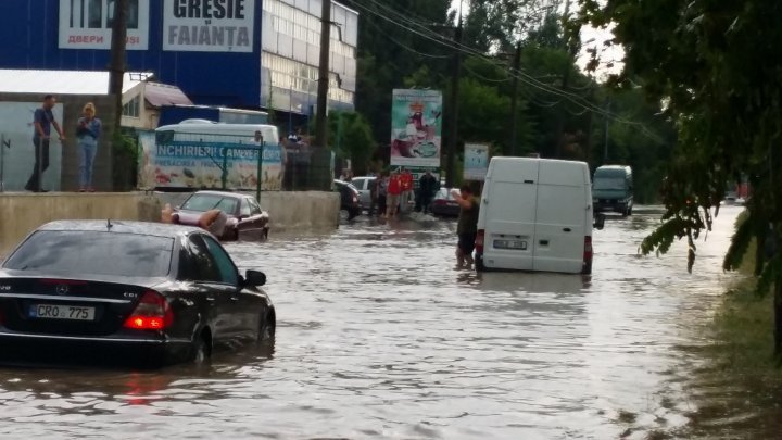 Мощный ливень затопил улицы и заблокировал транспорт в Кишиневе (фоторепортаж) 