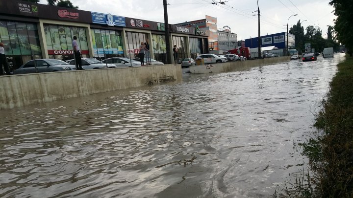 Мощный ливень затопил улицы и заблокировал транспорт в Кишиневе (фоторепортаж) 