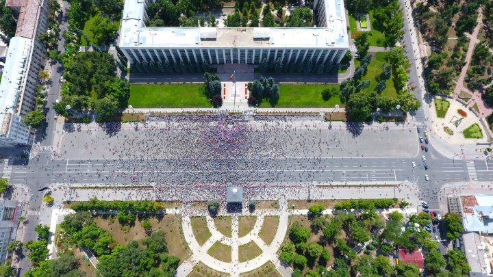 Тысячи человек вышли на протест в центре Кишинева: фоторепортаж