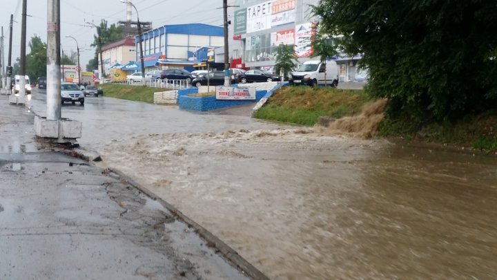 В Кишиневе улицы превратились в реки после ливня и града (фото) 