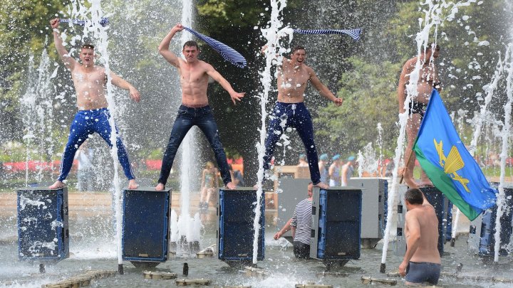 Жителей Петербурга призвали не учить иностранцев купаться в фонтанах