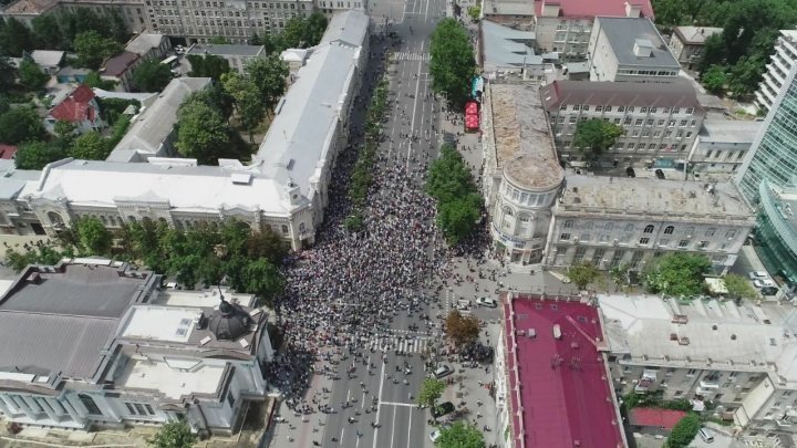 Тысячи человек вышли на протест в центре Кишинева: фоторепортаж