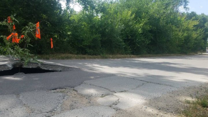 По дороге в село Сирець Страшенского района асфальт поднялся на полметра (видео)