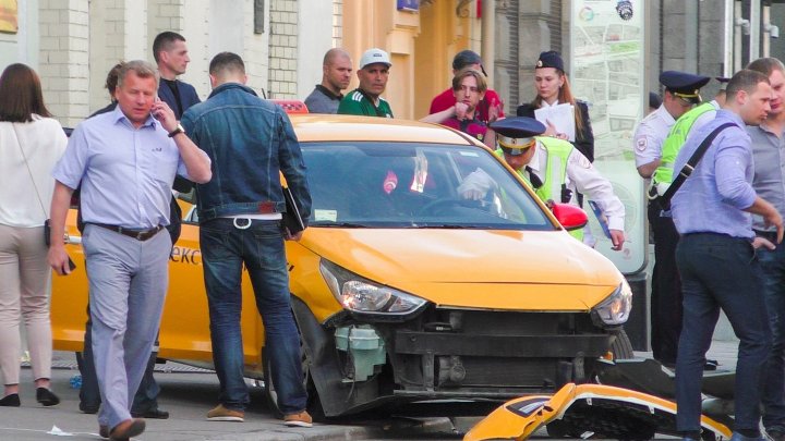 Въехавший в группу пешеходов в центре Москвы таксист арестован на 2 месяца