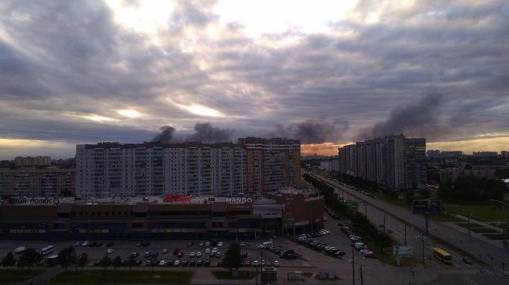 Крупный пожар на заводе Петербурга попал на видео 