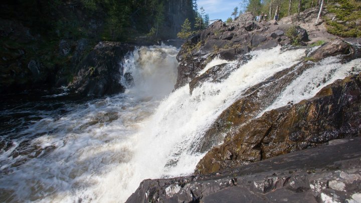 В Карелии нашли тело туриста, который упал в водопад на глазах у беременной жены