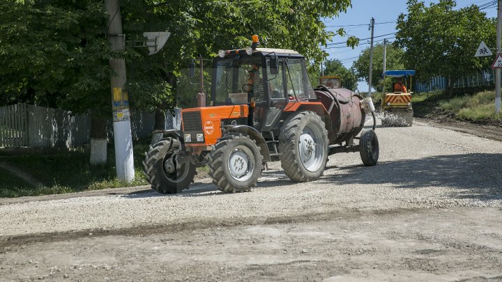 В Сынжерейском районе отремонтируют 30 участков дорог: фоторепортаж