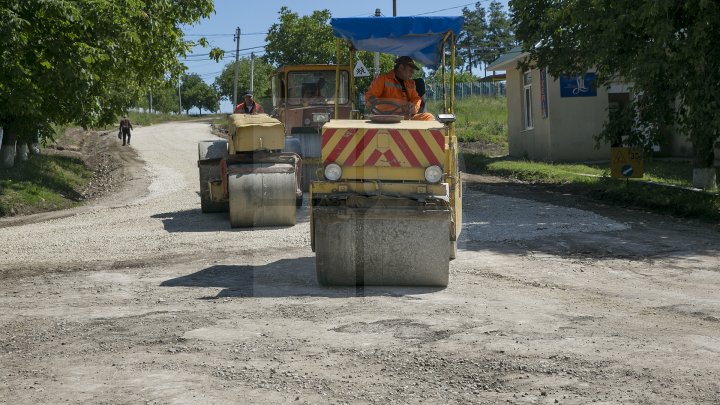 В Сынжерейском районе отремонтируют 30 участков дорог: фоторепортаж