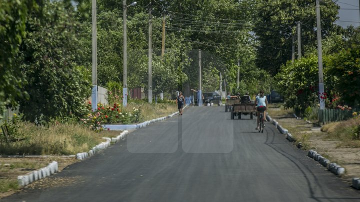 В Кантемирском районе отремонтируют 50 участков дорог: фоторепортаж