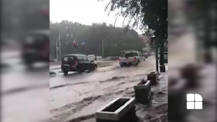 С очередным дождем главные улицы столицы ушли под воду (видео)