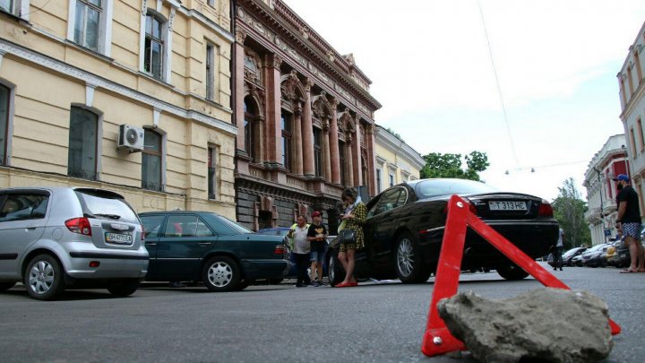 В Одессе девушка на Jaguar с приднестровскими номерами протаранила 5 машин