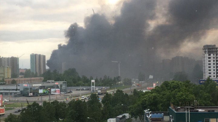 Крупный пожар на заводе Петербурга попал на видео 