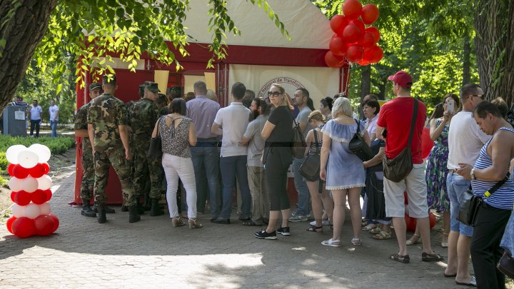 Депутаты парламента, министры и военные добровольно сдали кровь