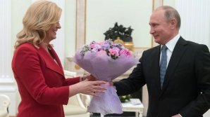 Путин подарил цветы президенту Хорватии: видео