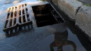 Ребёнок утонул на глазах у отца, провалившись в яму