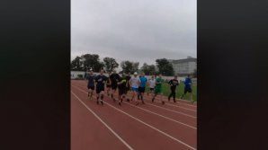 Сотрудники полиции начали день с утренней зарядки на стадионе "Динамо"