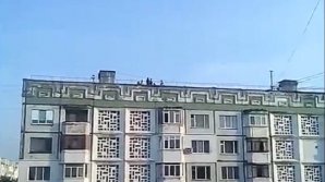 В Кишиневе дети играли в футбол на крыше многоэтажки (видео)