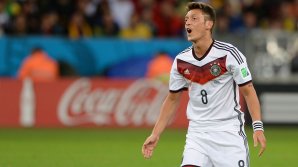 Футболист Месут Озил ушел из сборной Германии после критики за фото с Эрдоганом