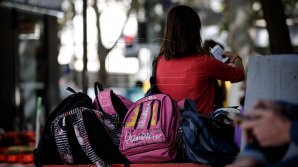 Десятки детей продолжают обучение в летних школах страны 